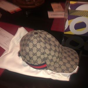 Selling men’s Gucci hat